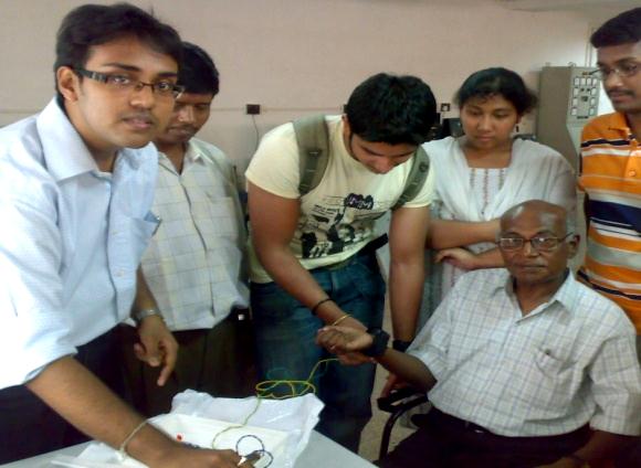 With the EE-893 team and the project professor — demonstrating the heartbeat counter live on a peer's wrist, Spring 2009.